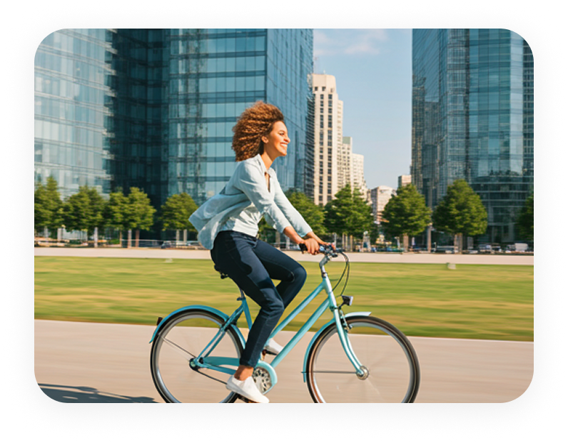 Mulher pedalando na cidade